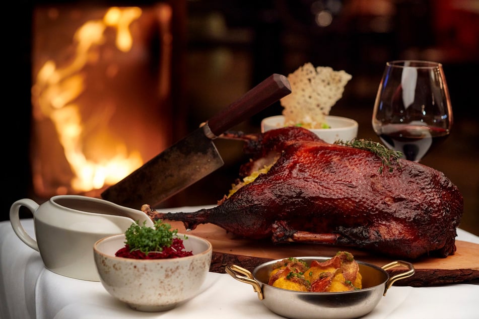 Gänsebraten mit Rotkohl und Klößen gehört hierzulande zu Weihnachten wie Tischpyramide und Stollen.