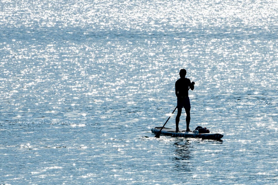 Ein 19-Jähriger fiel von einem SUP und ertrank. (Symbolbild)