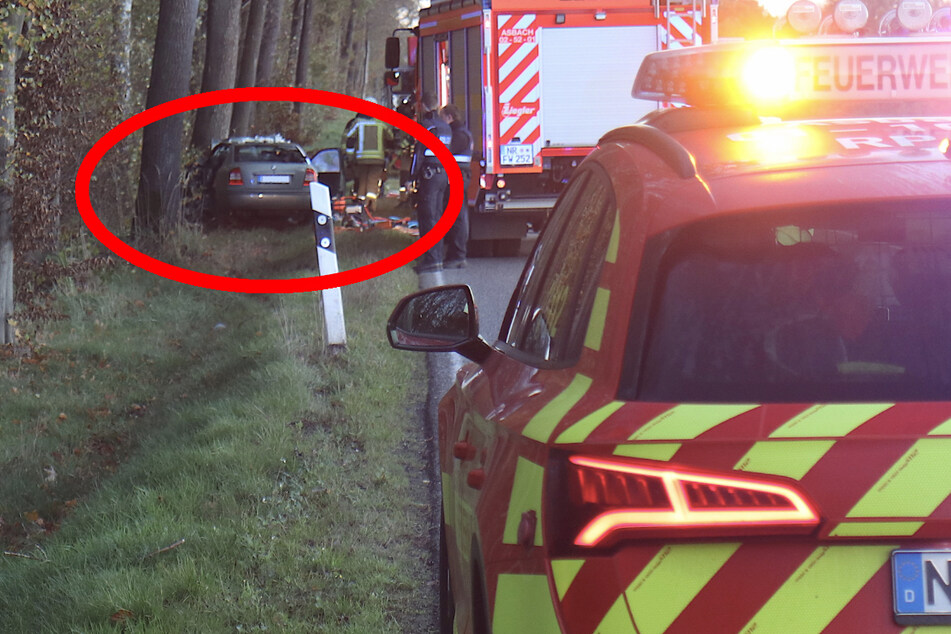Tödlicher Unfall: Autofahrer nach Crash mit Baum eingeklemmt
