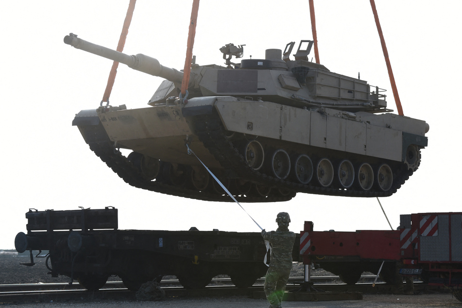 Ein M1 Abrams Kampfpanzer der US-Army wird verladen. (Archivbild)