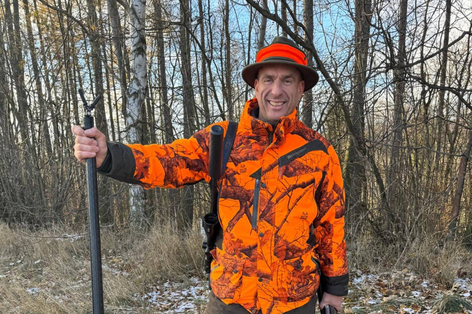 Gerd Kastenmeier bei der Treibjagd. Die auffällige Jacke verhindert, dass er selbst angeschossen wird.