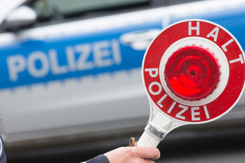 Eine Polizeikontrolle in Niederbayern nahm ein tödliches Ende. (Symbolbild)