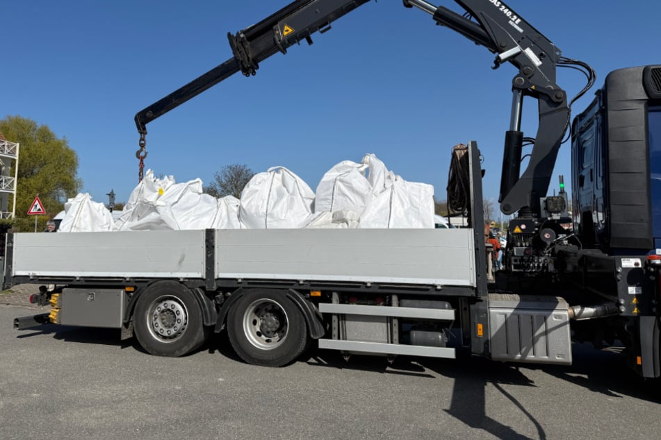 Die mit Sand gefüllten Big Bags sind am Freitagnachmittag im Hafen von Poel angekommen.