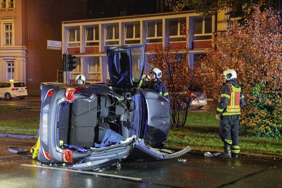 Um den verletzten Senior zu befreien, musste das Wrack von der Feuerwehr mit hydraulischen Geräten zerlegt werden.