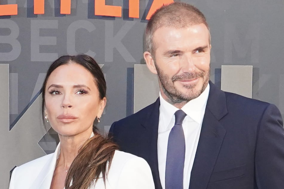 Victoria (50) und David Beckham (49) sollen sich vom ehemaligen Königspaar distanziert haben.