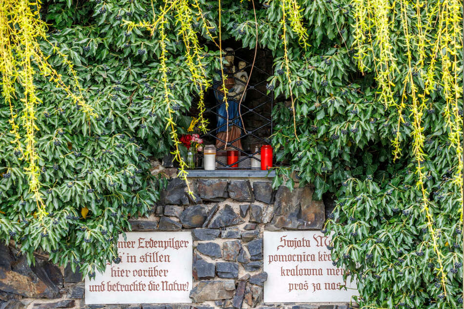 Vor einigen Jahren durch Pilger aus Bosnien mitgebracht, sind die Figuren in einer Kapelle am Rande von Ostro (Kreis Bautzen) untergebracht.