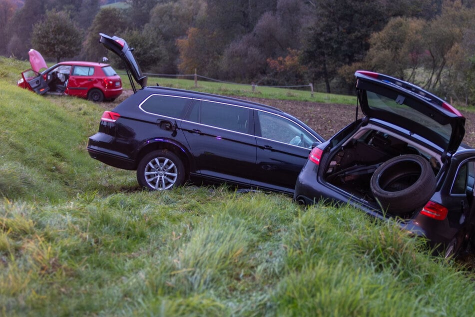 Ein Passat war in den Gegenverkehr geraten und hatte zwei Fahrzeuge gestreift, ehe es zum Frontalzusammenstoß mit dem Audi kam.