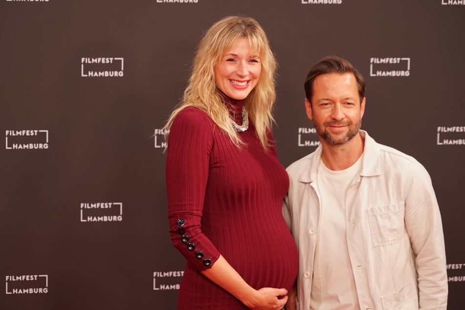 Andrea Gerhard (40) und ihr Partner David Wehle (43) präsentierten ihr Glück bei der Premiere des Hamburger Filmfestes.