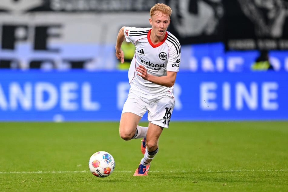 Da Larssons Vertrag noch bis 2029 gültig ist, würde für ihn eine üppige Ablösesumme fällig werden.