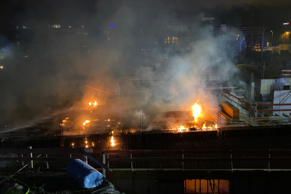 Das Feuer breitet sich auf der Baustelle aus.