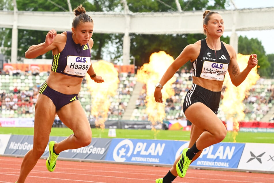 Im Vorlauf über 100 Meter holte sich Rebekka Haase (33, l.) ebenfalls den Meeting-Rekord, im Finale hatte Gina Lückenkemper (29, r.) dann leicht die Nase vor ihrer Teamkollegin. Der Sieg ging an die Kanadierin Sade McCreath (29).