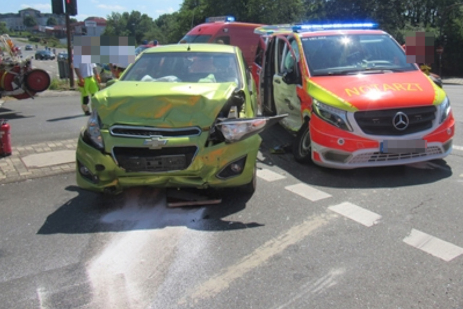 Unfall trotz Blaulicht: Notfall-Sanitäter brauchen plötzlich selber einen Rettungswagen