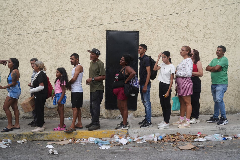 Von Erdbeben betroffene Menschen stehen Schlange, um humanitäre Hilfe aus den USA zu erhalten.