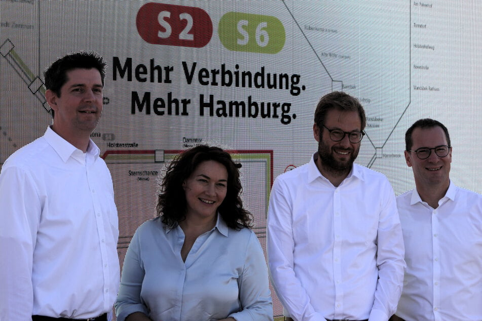 Jan Schröder (v.l.n.r.), Geschäftsführer der S-Bahn Hamburg, Ingrid Felipe (46), Vorständin der DB InfraGO, Anjes Tjarks (43, Grüne), Verkehrssenator, und Andreas Hoffknecht, DB Energie Geschäftsführer Technik, starteten symbolisch den S-Bahn-Ausbau.