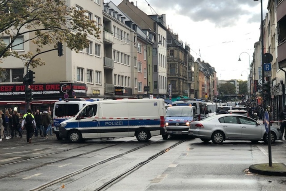 Die Zülpicher Straße wurde wegen des Polizeieinsatzes zwischenzeitlich gesperrt.