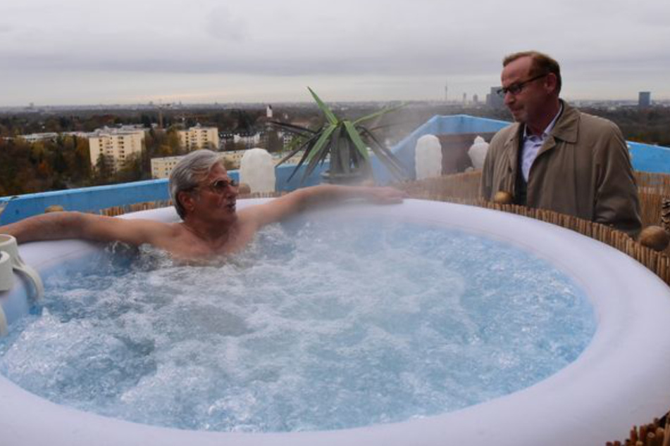 Im Whirlpool über den Dächern von München empfängt Ex-Kiezgröße Gustav Schmidinger (Martin Umbach, l.) Kommissar Ludwig Schaller (Alexander Held).