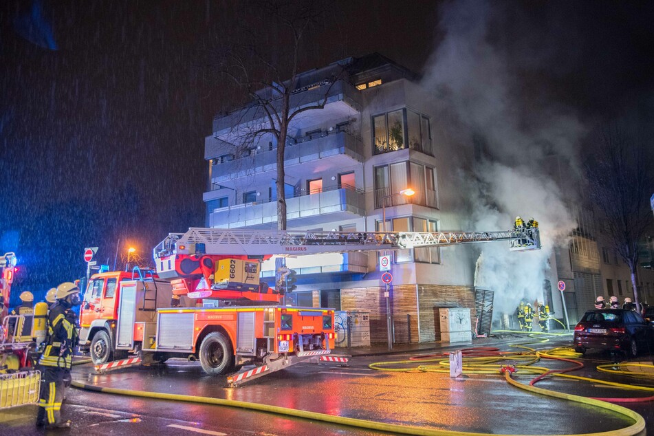 Garage in Nippes brennt lichterloh: Feuerwehr muss brennende Autos löschen