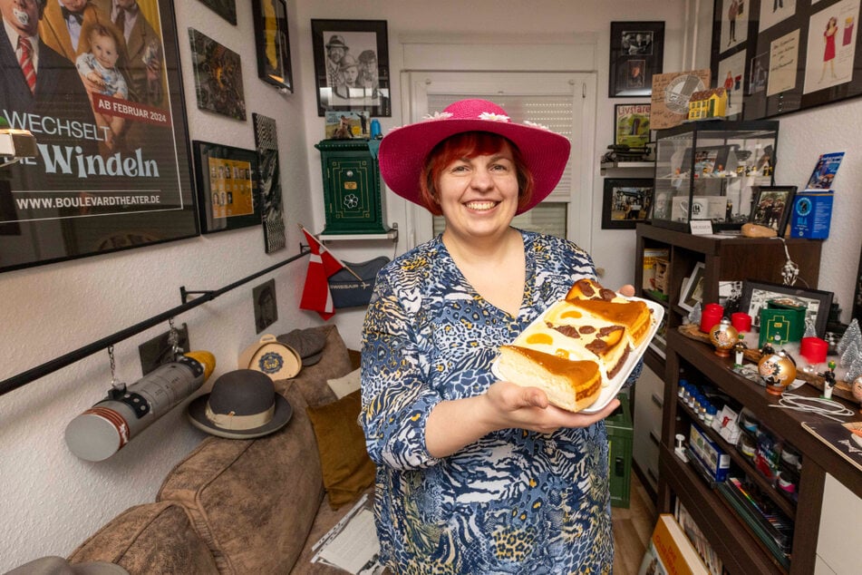 Yvonne Rehfeld (40) hat sich einen Yvonne-Hut mit Margeriten aufgesetzt und bietet Kuchen an.