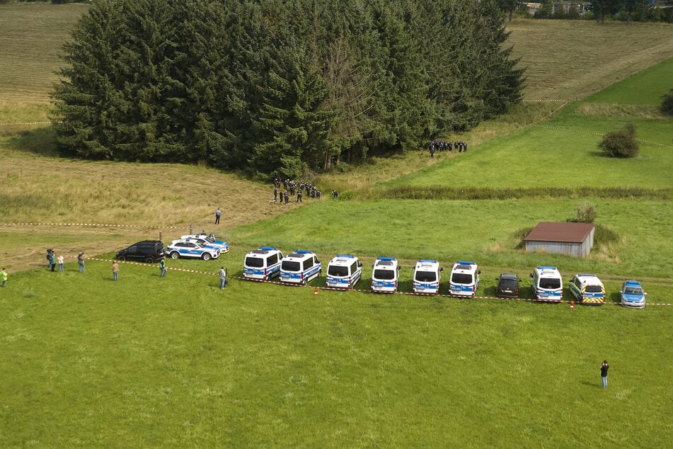 Nach dem Auffinden der Leiche sicherten zahlreiche Einsatzkräfte etwaige Spuren vor Ort.