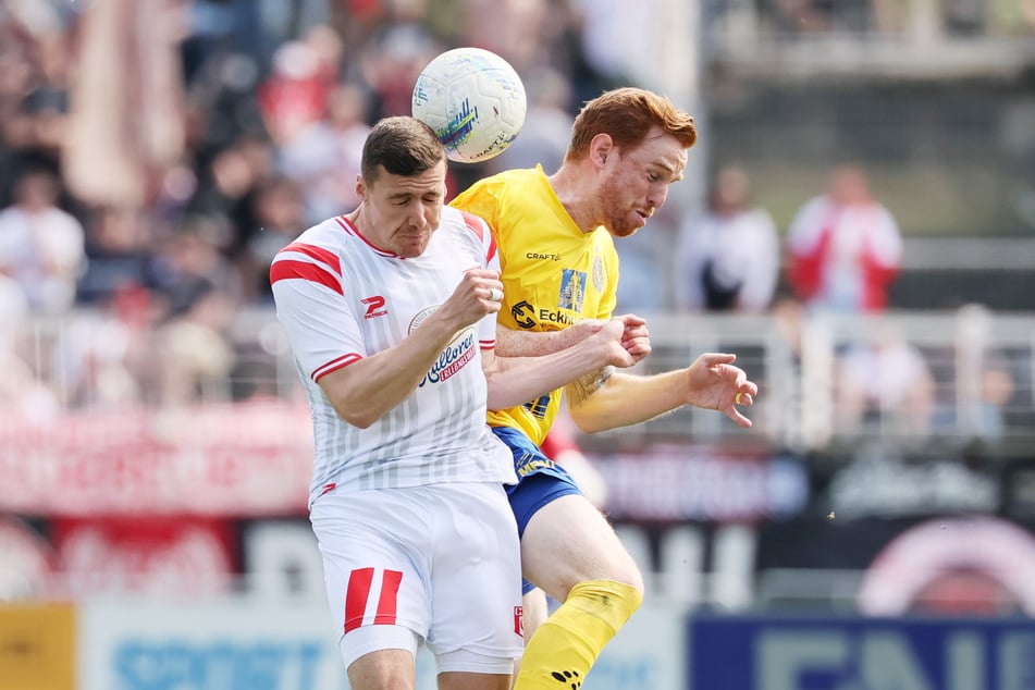 Viele Zweikämpfe prägen die Partie. Es ist kein unbedingt schön anzusehendes Spiel.