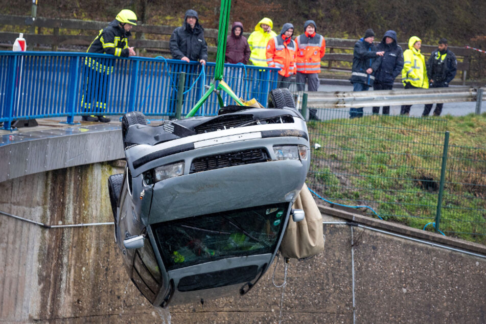 Das Auto wurde aus dem Gewässer geborgen.