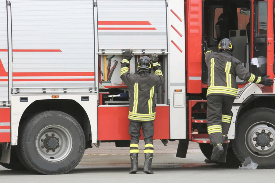 Kameraden der Berufs- und Freiwilligen Feuerwehr rückten aus, um den Brand zu bekämpfen. (Symbolfoto)