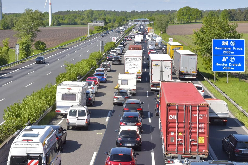 Ein Unfall am Stauende hat am heutigen Mittwoch für Chaos auf der A7 in Richtung Hamburg gesorgt.