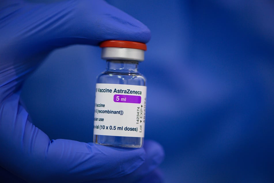 Seit der Freigabe von AstraZeneca für alle wird der Impfstoff nach Angaben des Apothekerverbands Nordrhein in vielen Arztpraxen knapp.