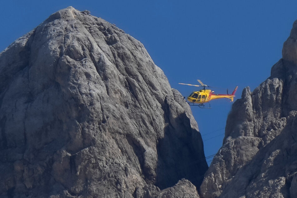 Seit Samstag suchen zahlreiche Bergretter mit Wärmebildkameras und Hubschraubern nach dem verunglückten Bergsteiger.