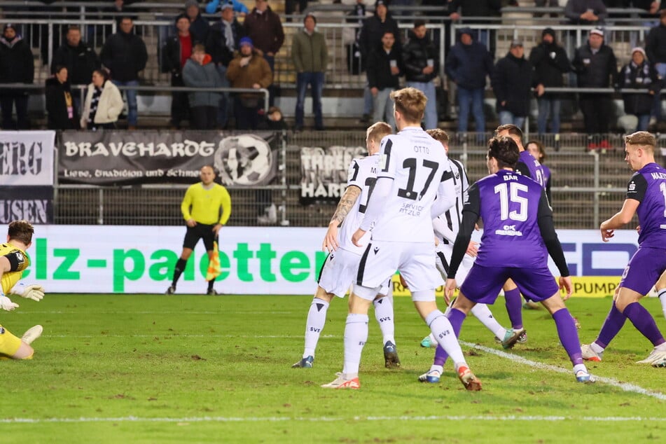 Das war die ganz große Chance zum Ausgleich nach 76 Minuten: Erik Majetschak (23, r.) scheiterte mit seinem Schuss am Bein von Sandhausens Keeper Nikolaj Rehnen (26).