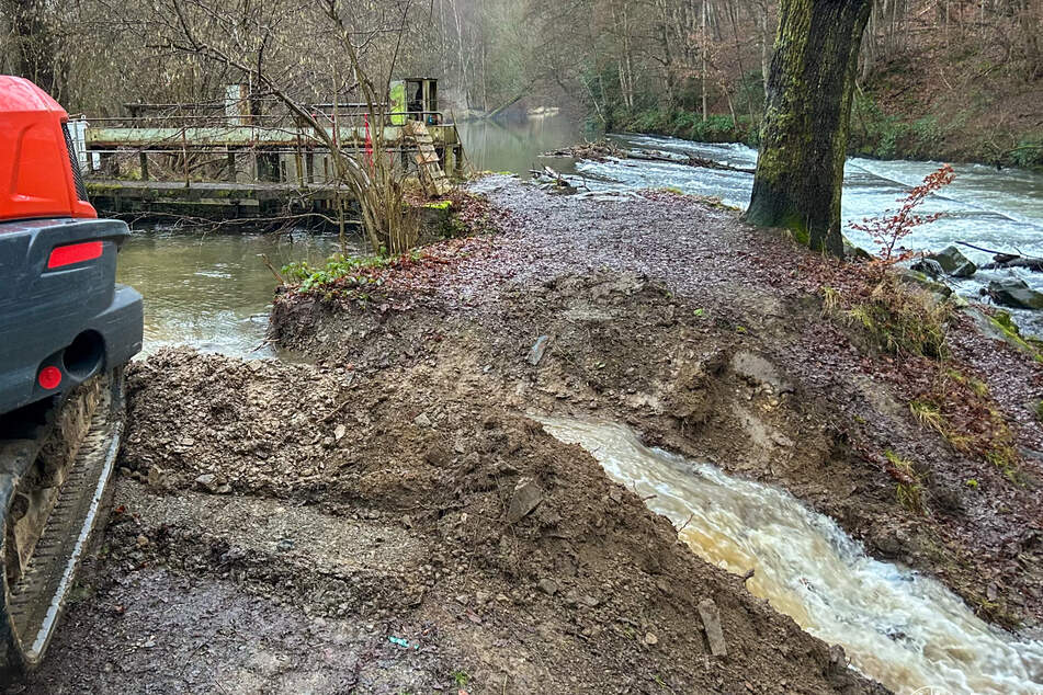 Zudem wurde ein Graben ausgehoben, um das Wasser zurück in die Sülz zu führen.