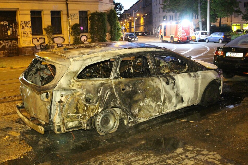 Gegen 4.20 Uhr fing das am Straßenrand geparkte Auto Feuer.