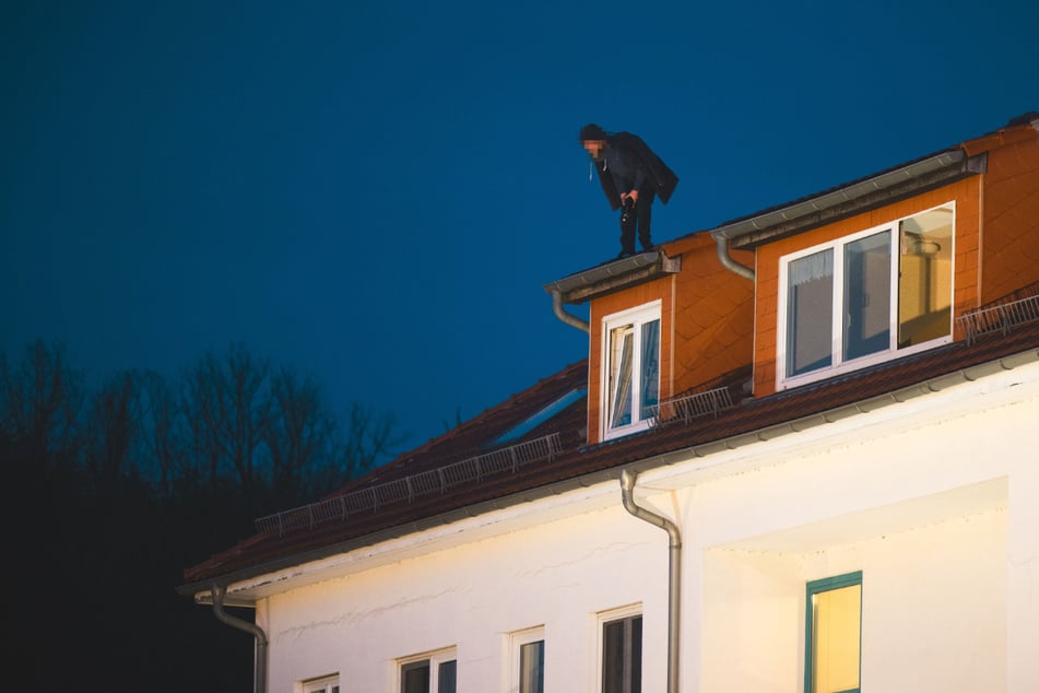 SEK-Einsatz: Mann verschanzt sich auf Dach eines Mehrfamilienhauses