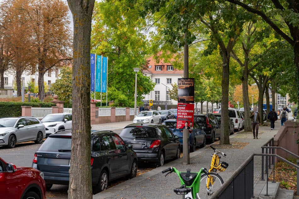 Die Mommsenstraße liegt im Herzen des TU-Campus, unter anderem sitzen hier das Rektorat und die "Alte Mensa" (1925 eröffnet).