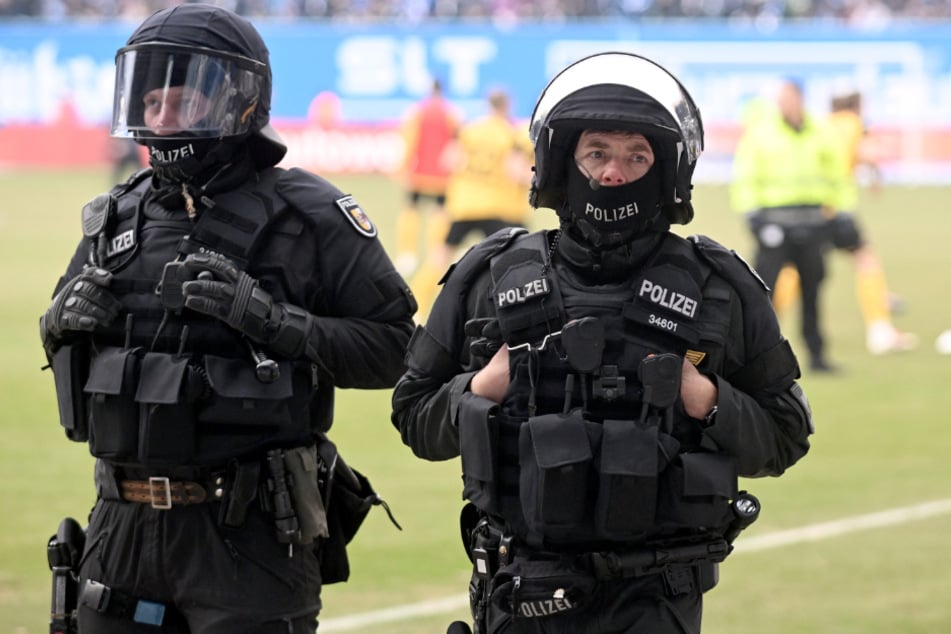 Rund 1300 Polizisten waren rund um die Drittliga-Begegnung zwischen Hansa Rostock und Dynamo Dresden im Einsatz.