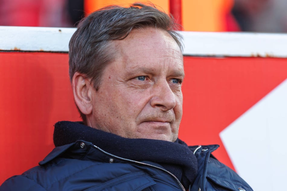 Union-Manager Horst Heldt (56) hat sich zum Verbleib seiner beiden Abwehr-Asse geäußert.