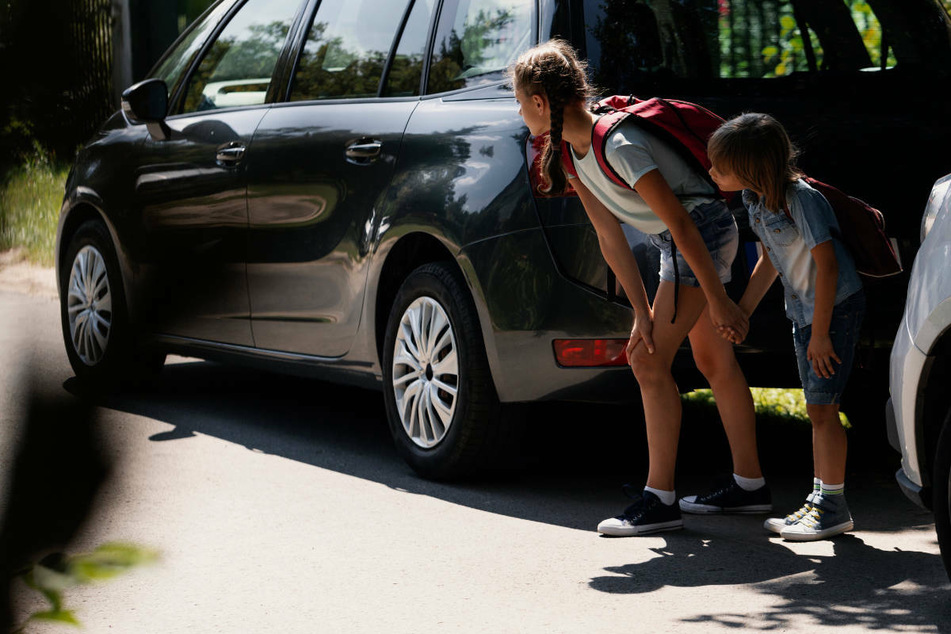 Frau im Audi fährt zwei Kinder an, dann passiert etwas sehr Ungewöhnliches