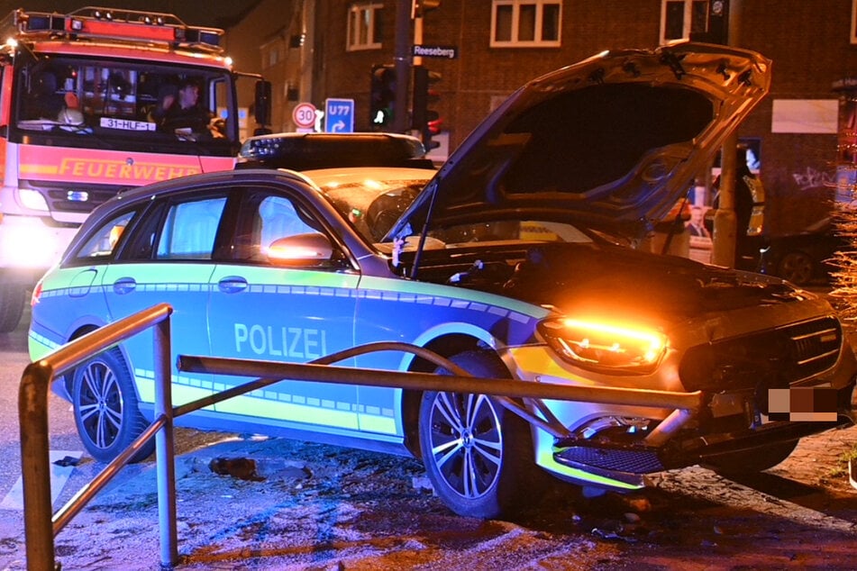 Der Streifenwagen krachte auf dem Weg zu einem Einsatz in ein Schutzgitter.