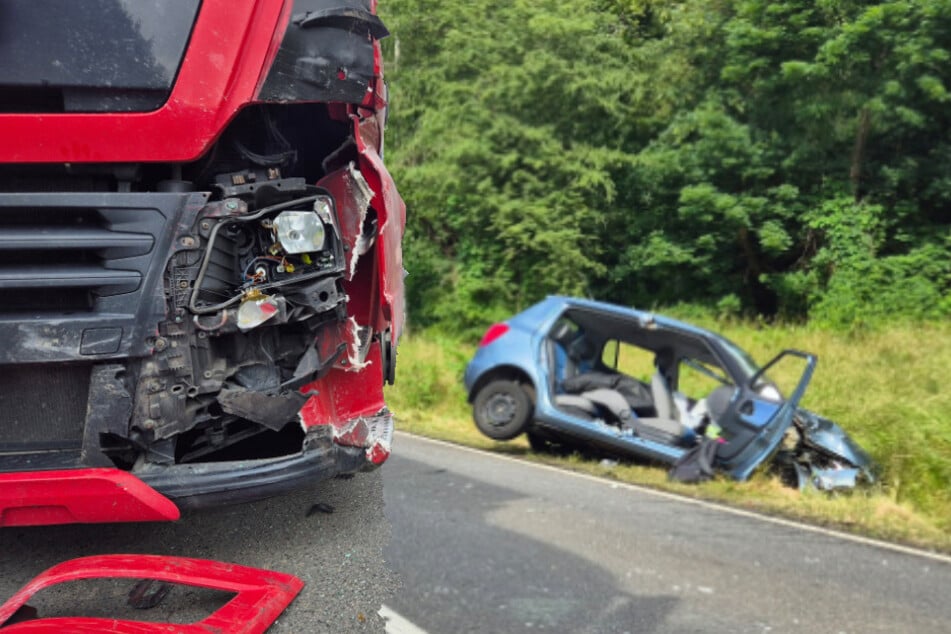 Skoda kracht bei Ausweichmanöver gegen Lkw: Fahrerin schwer verletzt