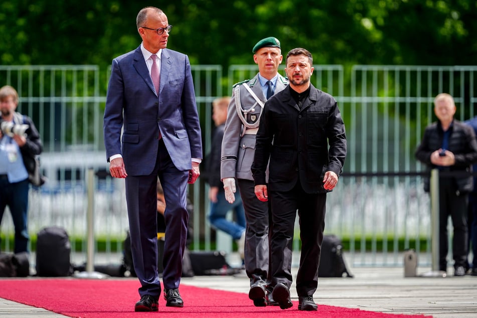 Wolodymyr Selenskyj (47, r.), Präsident der Ukraine, wird von Bundeskanzler Friedrich Merz (69, CDU) vor dem Bundeskanzleramt mit militärischen Ehren begrüßt.