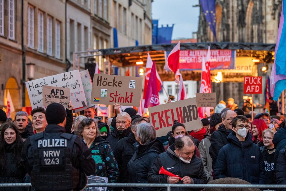 Demonstranten, die gegen den Neujahrsempfang der AfD protestieren, standen auf dem Prinzipalmarkt.