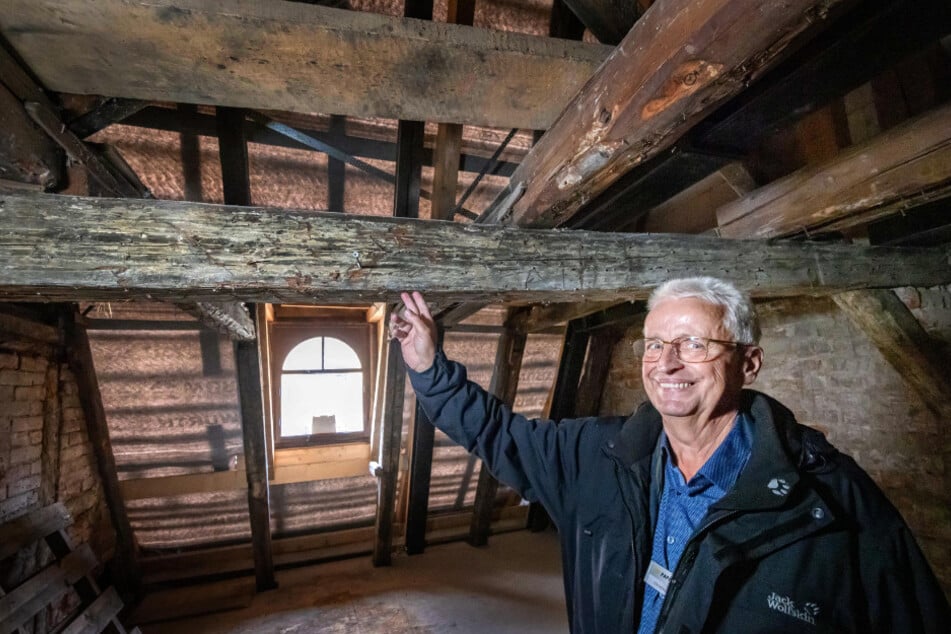 Oberbauleiter Christian Wolff (64) zeigt die ältesten Dachbalken von ca. 1430. Das "Schocken"-Dachgeschoss wird nicht genutzt.