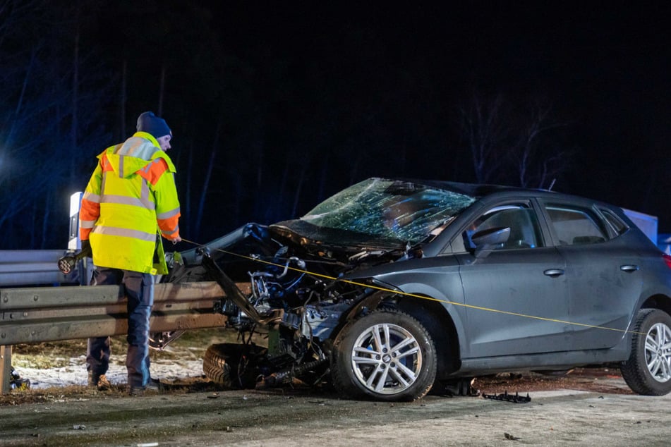 Die 28 Jahre alte Fahrerin des Seat verstarb trotz sofortiger Unterstützung von Ersthelfern noch an der Unfallstelle.