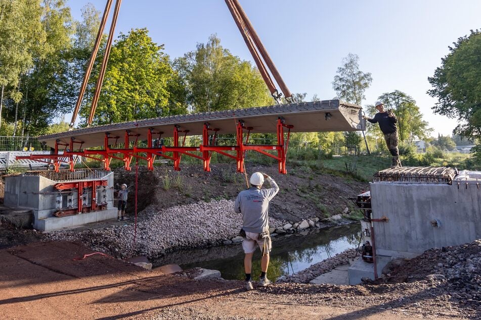 Die Brücke wurde auf die vorbereiteten Widerlager neben dem Fluss gesetzt.