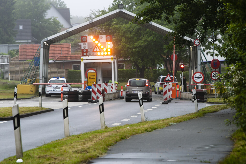 Schleswig-Holstein, Harrislee: Ein Auto hält vor dem Grenzübergang zu Dänemark in Padborg.