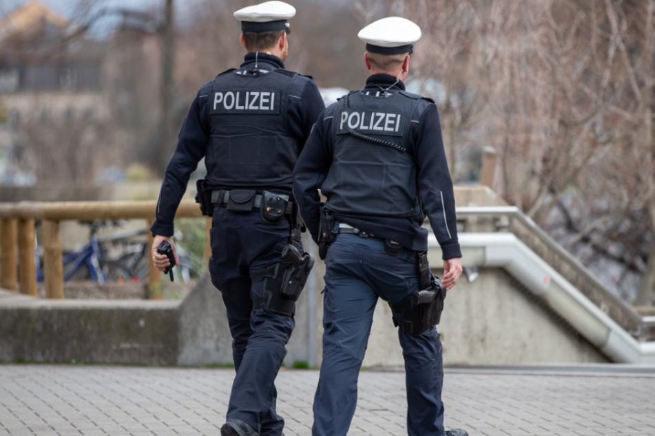 Zwei Polizisten gehen Streife in der Innenstadt.