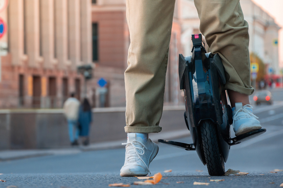 Mit einem sogenannten Monowheel konnte ein 25-Jähriger der Polizei entkommen, wurde später jedoch in einer Seitenstraße entdeckt. (Symbolbild)