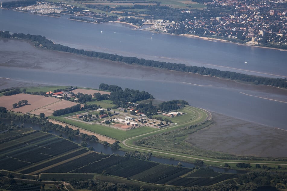 Die Justizvollzugsanstalt Hahnöfersand liegt auf der gleichnamigen Elbinsel. (Archivfoto)