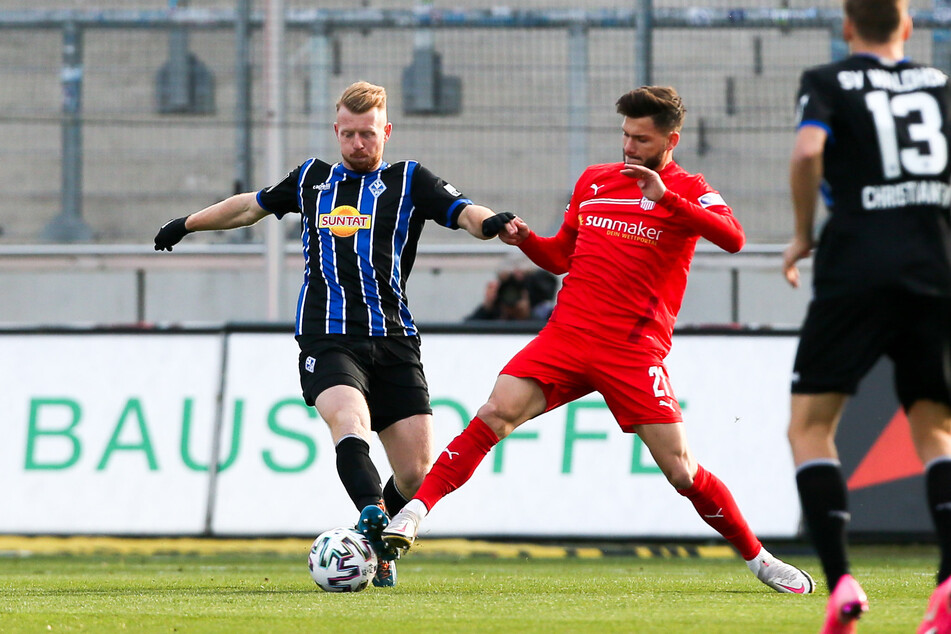 Dominik Martinovic (links, Mannheim) und FSV-Abwehrmann Marco Schikora im Zweikampf.