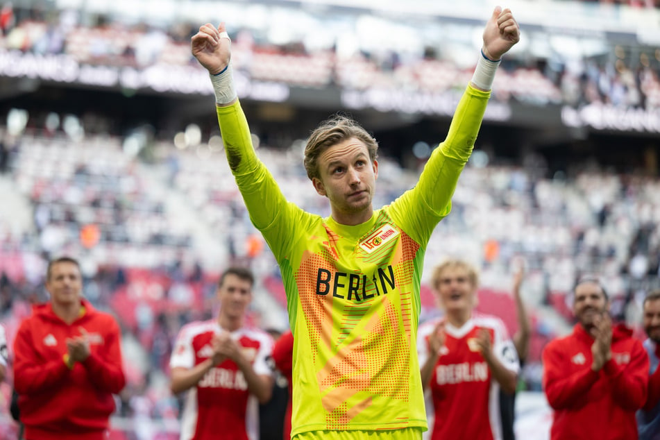 Union Berlins Torhüter Frederik Rönnow (32) lässt sich von den Fans feiern.